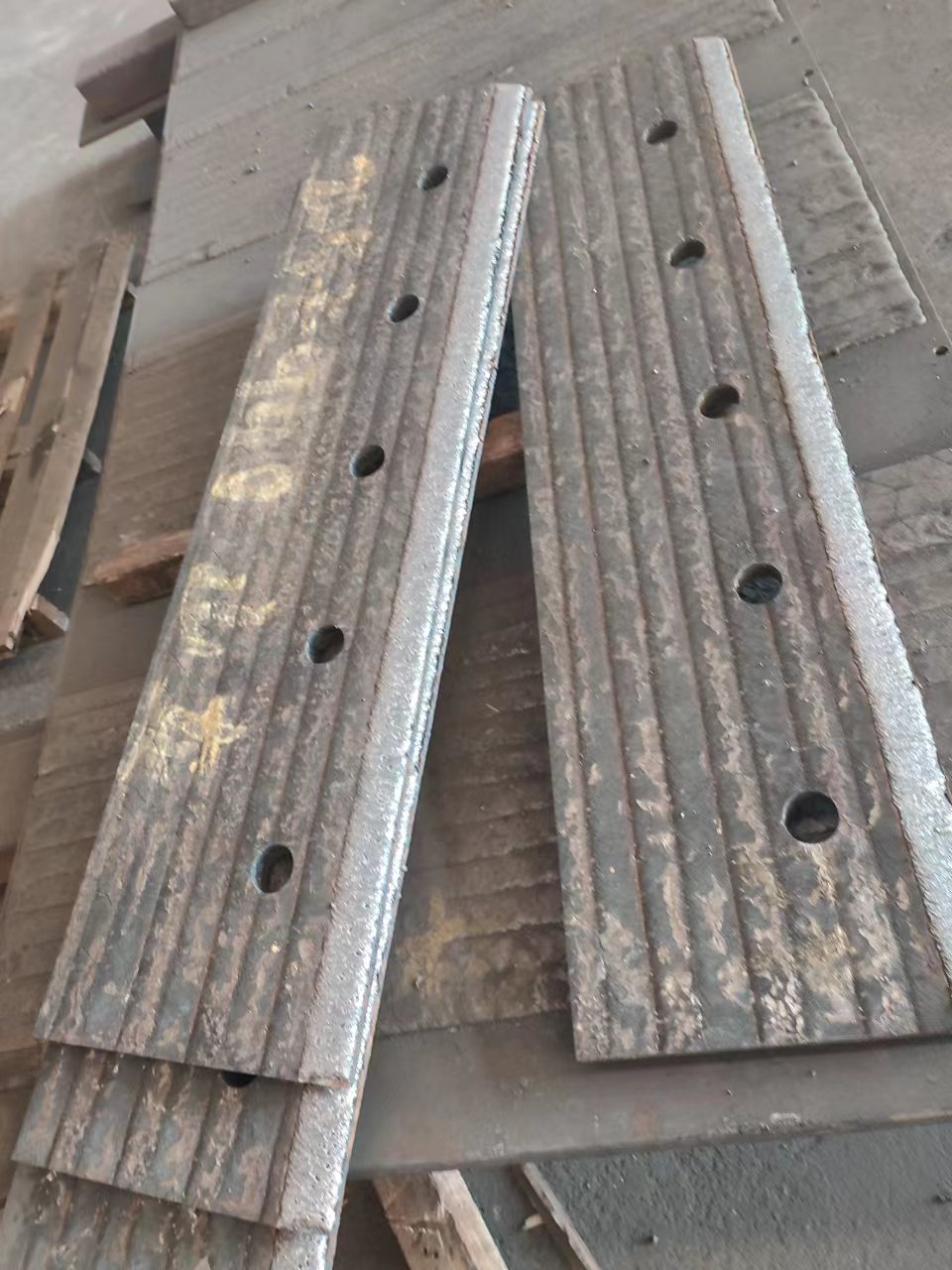 安徽挖斗机铲板耐磨板