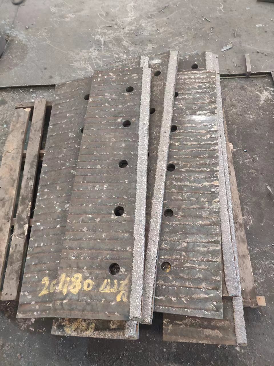 安徽挖斗机衬板挖斗机耐磨衬板堆焊耐磨板